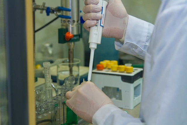基于取代脲类促进剂的环氧体系固化动力学研究，以实现低温固化和快速成型